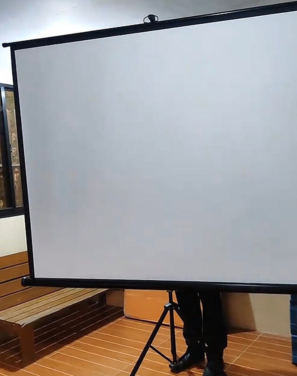 Toile Noir Portable Projector Screen - 100" Tripod Stand